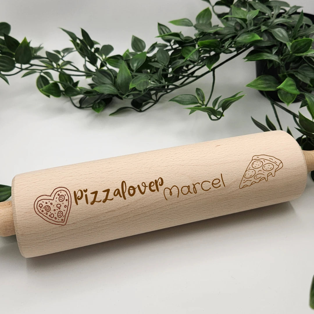 Nahaufnahme der Lasergravur Pizzalover Marcel mit Pizzaherz und Pizzastück auf hellem Buchenholz
