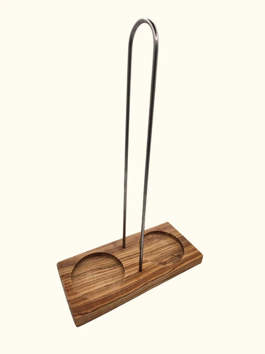 Rustikale Menage aus Olivenholz zur Tischorganisation von Gewürzmühlen; Schrägansicht des Mühlenständers mit Fokus auf die langlebige Materialkombination aus Naturholz und silbernem Tragebügel