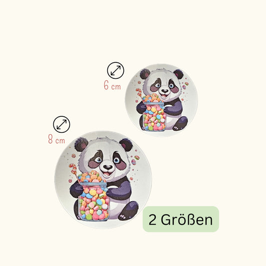 Runder Panda-Aufkleber mit einem bunten Bonbonglas-Motiv auf weißem Hintergrund; die Übersicht zeigt die zwei verfügbaren Größen mit 6 cm und 8 cm Durchmesser zur Auswahl für DIY-Projekte oder als Geschenk