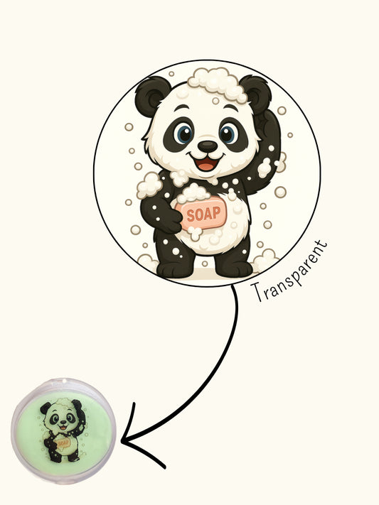 Transparenter Panda-Aufkleber mit einer niedlichen Illustration eines waschenden Pandabären mit Seife und Schaum; die Grafik zeigt das Motiv im Detail sowie die Anwendung als Sticker auf einer runden Seifenbox