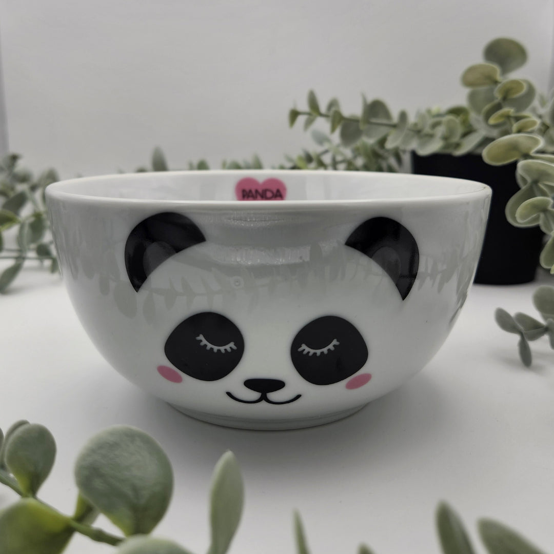 Vorderansicht der Panda-Schüssel mit schlafendem Panda-Gesicht, geschlossenen Augen und rosa Wangen; ideal als tiefe Schale für Porridge, Müsli oder gesunde Snacks