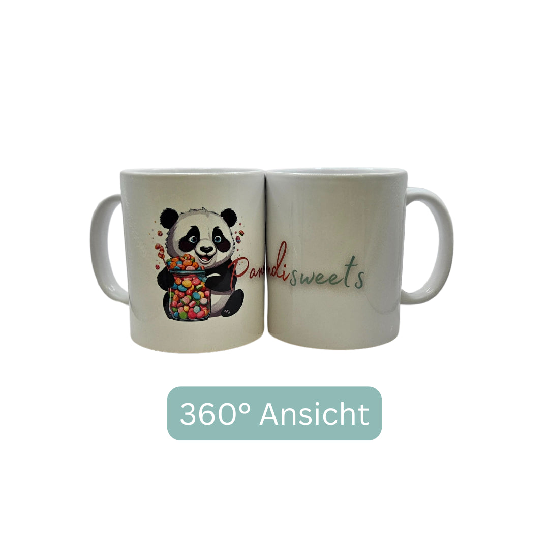 Exklusive Pandisweets Keramiktasse (330 ml) mit farbenfrohem Panda-Motiv und gefülltem Bonbonglas; die Abbildung zeigt eine 360° Ansicht des Rundum-Drucks mit dem Markenlogo auf der Rückseite, präsentiert als limitiertes Sammlerstück auf weißem Grund