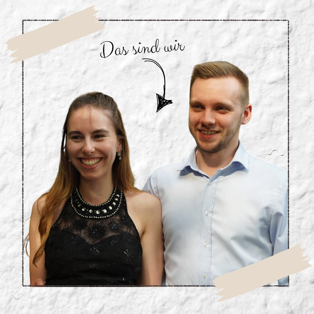 Das Team hinter Pandiswelt: Die Inhaber lächeln vor einem hellen Hintergrund unter dem Schriftzug „Das sind wir“ – Eure Experten für personalisierte Geschenke, Schreibwaren und alles rund um den Panda