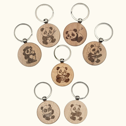 Übersicht von sieben verschiedenen Panda-Motiven für den runden 4 cm Buchenholz-Schlüsselanhänger; zeigt Designs wie den Donut-Panda, Wanderer, Biene und den Panda mit Brille zur freien Auswahl