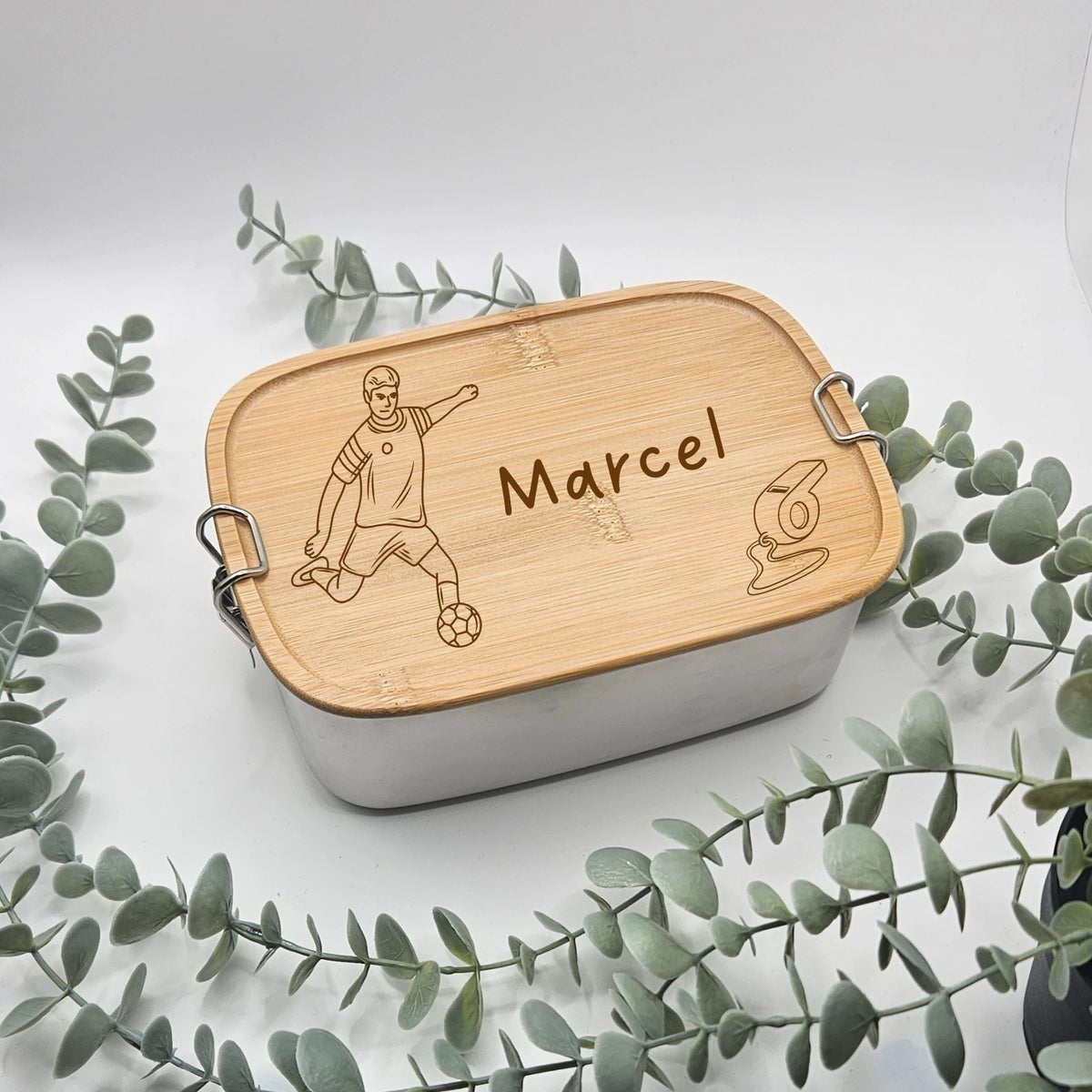 Brotdose aus Edelstahl mit Bambusdeckel mit Fußballmotiv personalisiert mit beispielsweisem dem Namen Marcel und einer Trillerpfeife