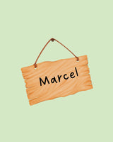 Illustration eines hängenden Holzschilds mit dem Namen „Marcel“ als Beispiel für personalisierte Produkte und individuelle Geschenkideen mit Wunschnamen