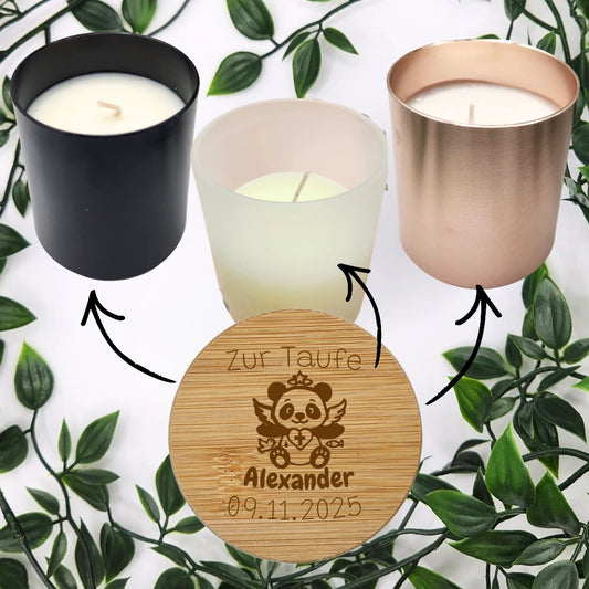 Personalisierte Vanille-Taufkerze mit individuell graviertem Bambusdeckel (Panda-Schutzengel & Name); die Übersicht zeigt die verfügbaren Behälter-Varianten in satiniertem Glas sowie Aluminium in Rosegold und Schwarz, dekorativ umrahmt von grünen Pflanzenranken