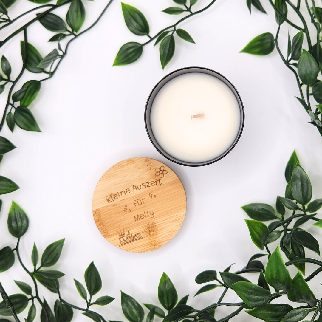 Edle Duftkerze Vanille in Schwarz mit Wunschname - "Kleine Auszeit"