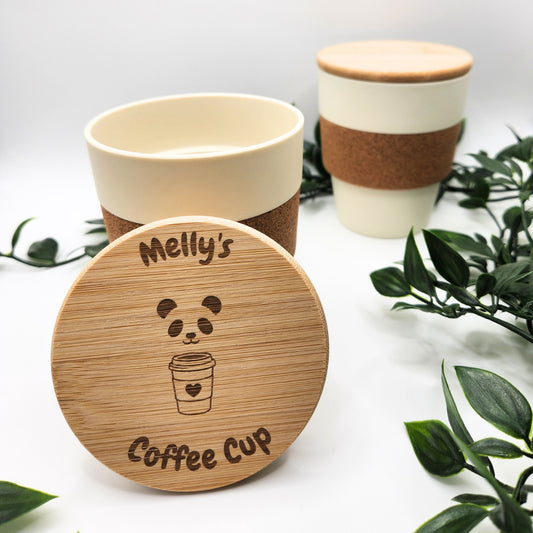 Personalisierter nachhaltiger Kaffeebecher aus recyceltem PP, Korkband und Bambusdeckel. Individuelle Namensgravur auf dem Deckel. Wiederverwendbarer Becher auch als Geschenk geeignet.