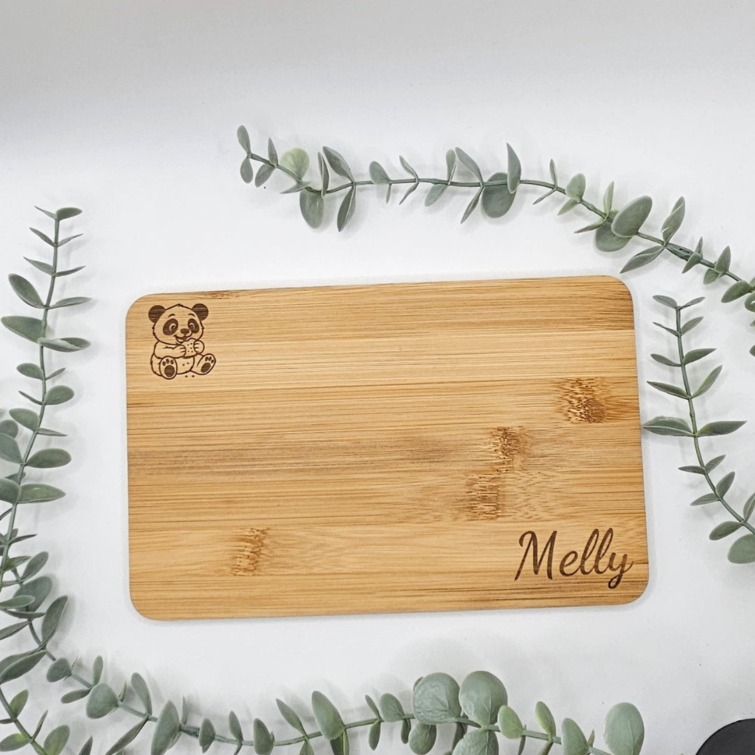Personalisiertes Frühstücksbrett aus Bambus - Mit Gravur von Namen und Motiv Panda, Löwe, Elefant, Hase - zum Geburtstag, Weihnachten, Einschulung oder Schulstart