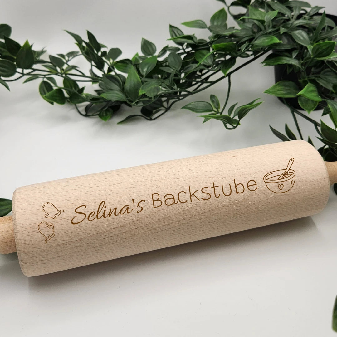 Nahaufnahme der Gravur Selinas Backstube mit Ofenhandschuhen und Rührschüssel auf dem Nudelholz