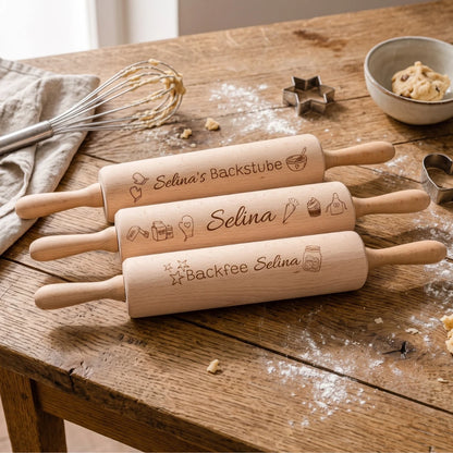 lle drei Nudelholz-Designs nebeneinander auf einem bemehlten Holztisch mit Schneebesen und Ausstechformen