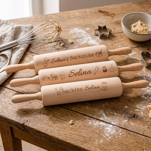 lle drei Nudelholz-Designs nebeneinander auf einem bemehlten Holztisch mit Schneebesen und Ausstechformen