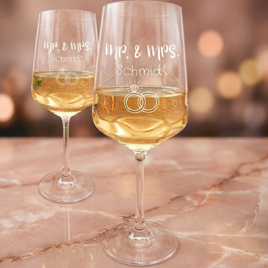 Personalisiertes Weinglas 2er Set mit Gravur des Nachnamen beispielsweise "Mr. & Mrs. Schmidt" als Geschenk für das Brautpaar