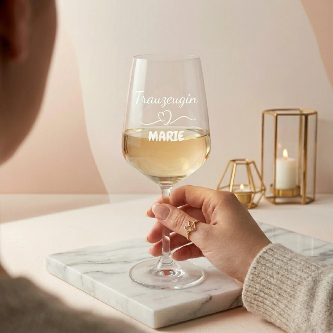 Personalisiertes Weinglas als Geschenk von der Braut für die Trauzeugin mit Namen und Herz Motiv welches in der Hand gehalten wird