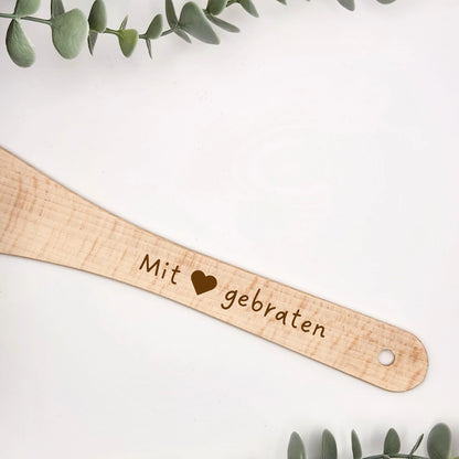 Pfannenwender aus Buchenholz mit der Gravur "Mit Liebe gebraten"