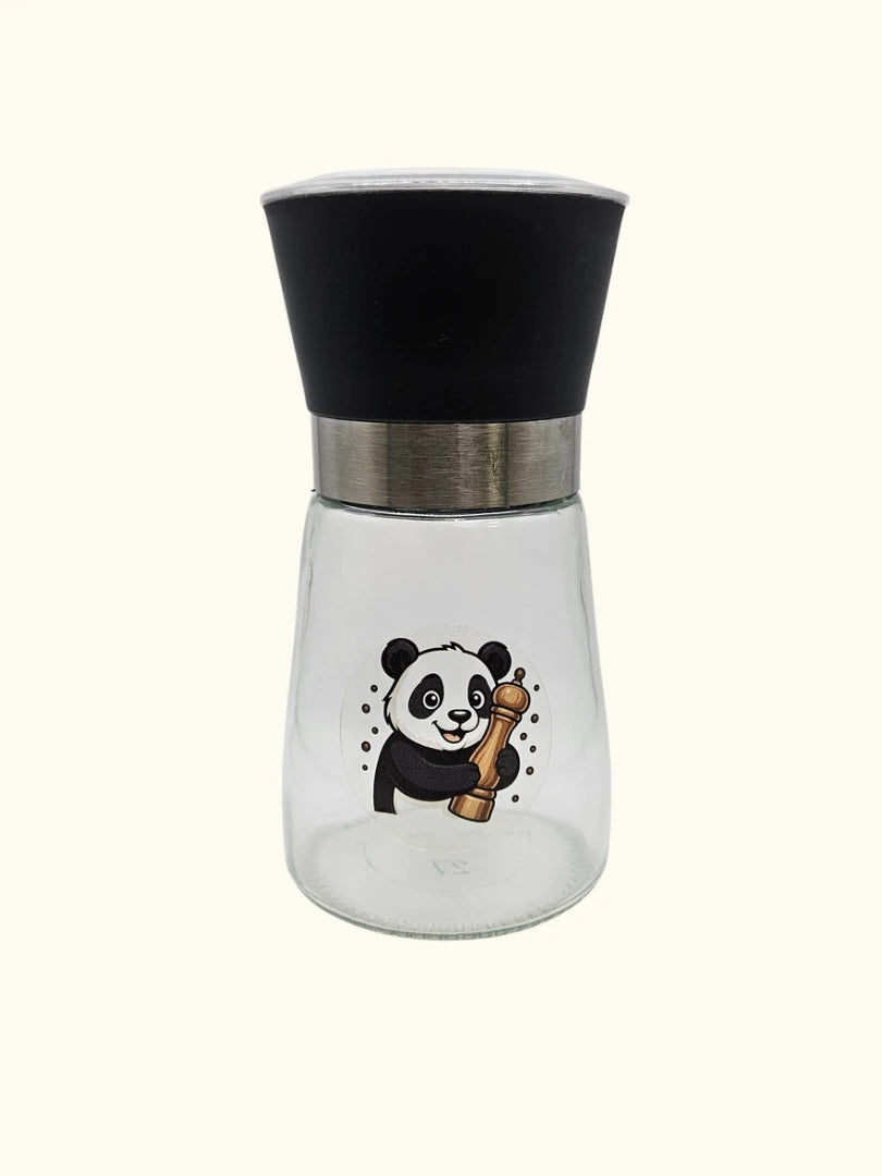 Einzelne, nachfüllbare Pfeffermühle aus Glas mit schwarzem Mahlkopf und einem niedlichen Panda-Sticker, der eine Mühle hält; klare Frontansicht des Küchentools auf hellem Hintergrund
