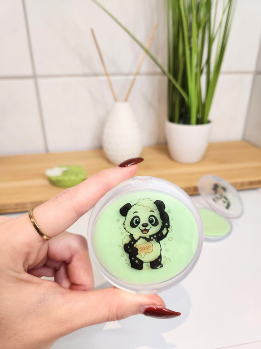 Nahaufnahme der handlichen, runden Box für Seifenblätter mit Panda-Illustration; perfekt als kleine Aufmerksamkeit oder praktisches Accessoire für die Handtasche
