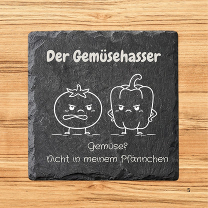 Raclette Pfannen Untersetzer mit der Gravur "Der Gemüsehasser", einem passenden Gemüse Motiv welches böse guckt sowie dem Text "Gemüse? Nicht in meinem Pfännchen"