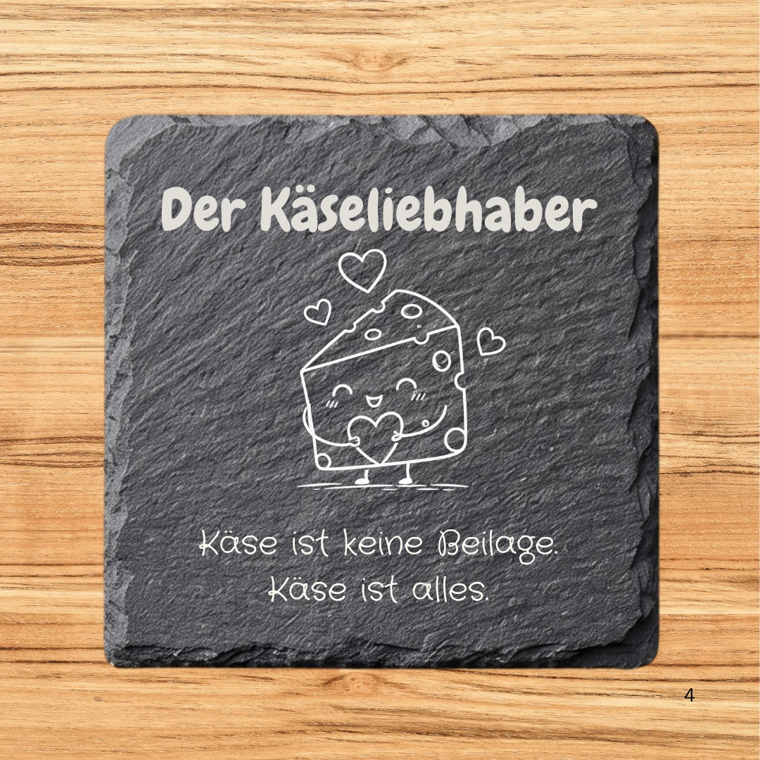 Raclette Pfannen Untersetzer mit der Gravur "Der Käseliebhaber", einem passenden Käse Motiv sowie dem Text "Käse ist keine Beilage. Käse ist alles."