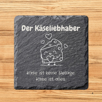 Raclette Pfannen Untersetzer mit der Gravur "Der Käseliebhaber", einem passenden Käse Motiv sowie dem Text "Käse ist keine Beilage. Käse ist alles."
