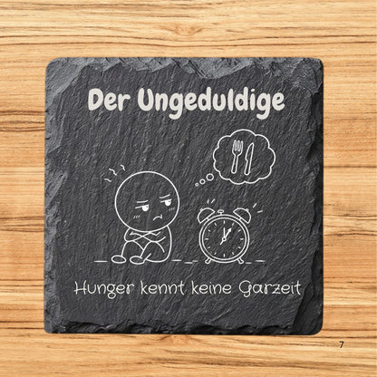Raclette Pfannen Untersetzer mit der Gravur "Der Ungeduldige", einem passenden Motiv aus einem Menschen der traurig guckt, einer Uhr und Besteck sowie dem Text "Hunger kennt keine Garzeit"