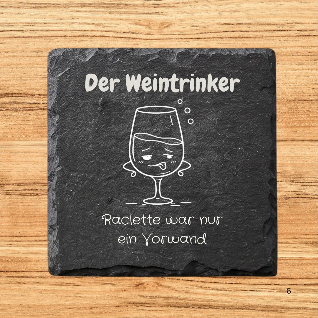 Raclette Pfannen Untersetzer mit der Gravur "Der Weintrinker", einem passenden Weinglas Motiv sowie dem Text "Raclette war nur ein Vorwand"