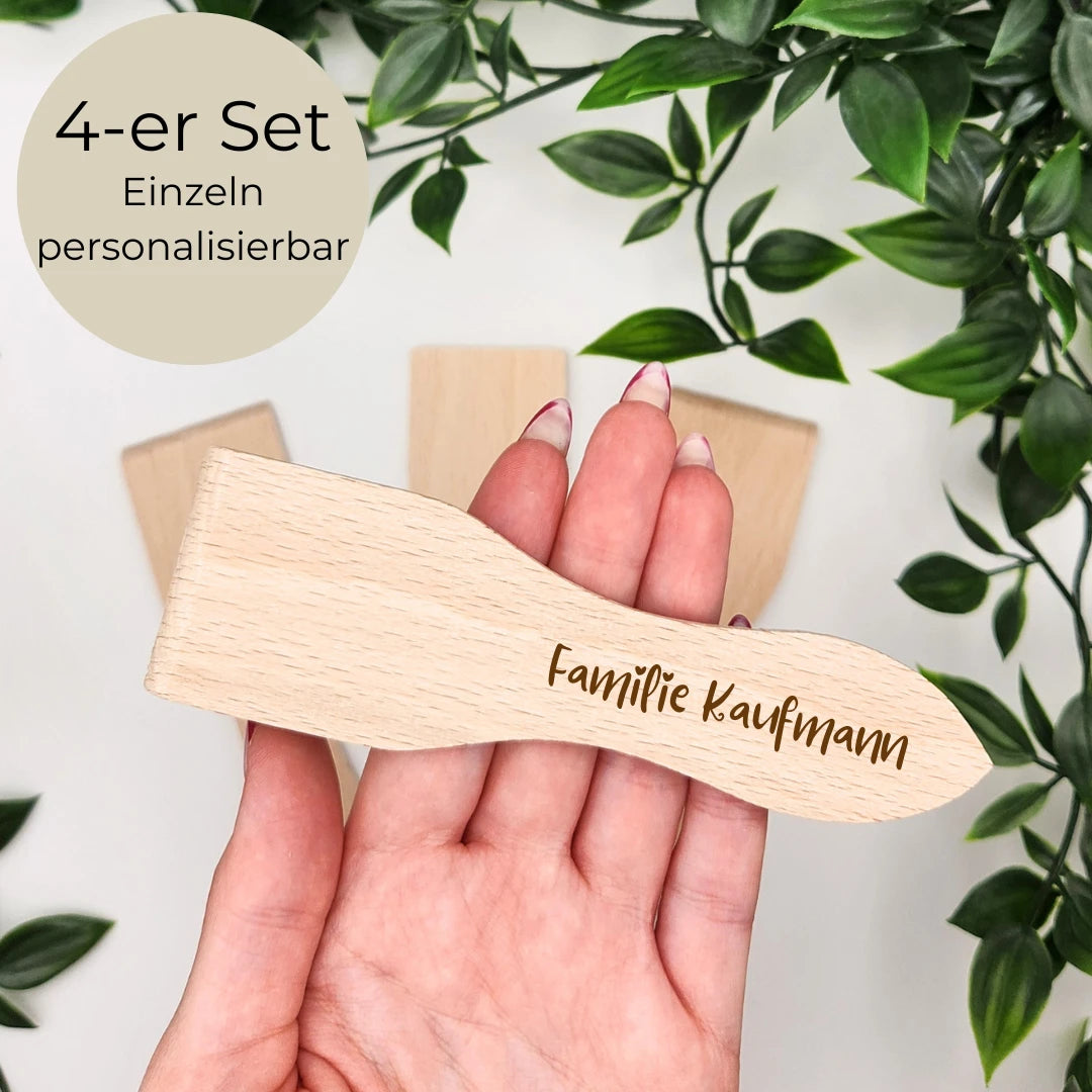 Raclette Schaber mit Gravur Familie Kaufmann in der Hand, Hinweis: 4er Set, einzeln personalisierbar