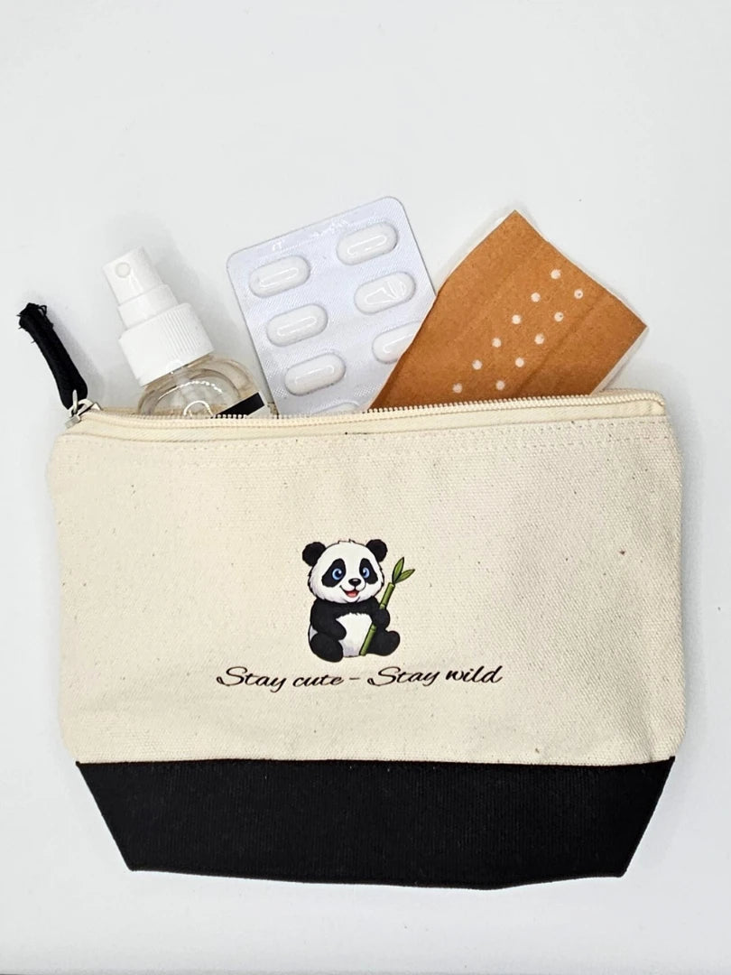 Kompakter Panda-Beutel als Reiseapotheke oder Notfallset für unterwegs; befüllt mit Medikamenten, Pflastern und Desinfektionsspray für eine sichere Organisation auf Reisen