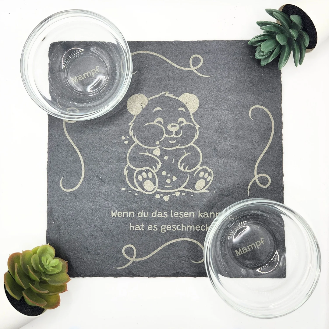 Hochwertige Servierplatte aus Naturschiefer inklusive zwei Glasschüsseln für Dips und Snacks, graviert mit Panda-Motiv und dem Spruch „Wenn du das lesen kannst, hat es geschmeckt“