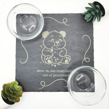 Hochwertige Servierplatte aus Naturschiefer inklusive zwei Glasschüsseln für Dips und Snacks, graviert mit Panda-Motiv und dem Spruch „Wenn du das lesen kannst, hat es geschmeckt“