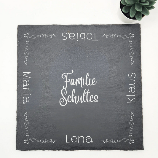 Schieferplatte mit Familie Schultes in der Mitte und den vier Vornamen Maria, Klaus, Tobias und Lena, jeweils nach außen ausgerichtet