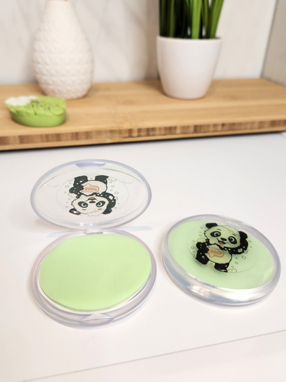 Zwei transparente Boxen mit Panda-Motiv auf einer Badezimmerablage, eine davon geöffnet mit Blick auf den Inhalt von 30 grünen Seifenblättern