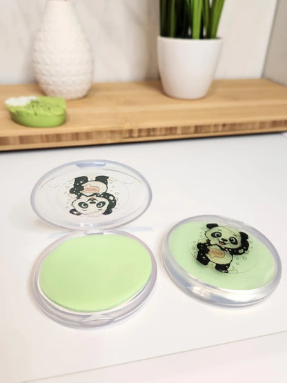 Zwei transparente Boxen mit Panda-Motiv auf einer Badezimmerablage, eine davon geöffnet mit Blick auf den Inhalt von 30 grünen Seifenblättern