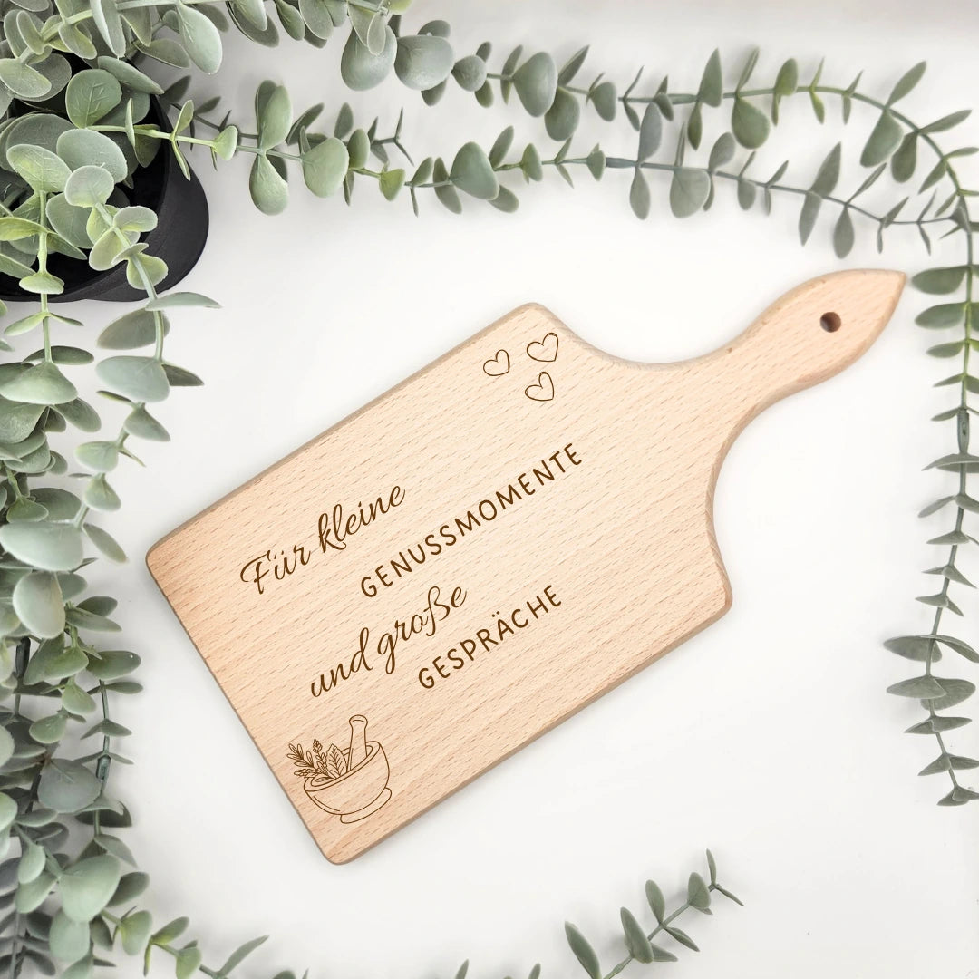 Servierbrett mit der Gravur "Für kleine Genussmomente und große Gespräche" graviert