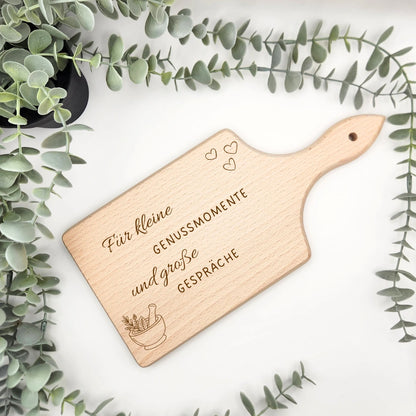 Servierbrett mit der Gravur "Für kleine Genussmomente und große Gespräche" graviert
