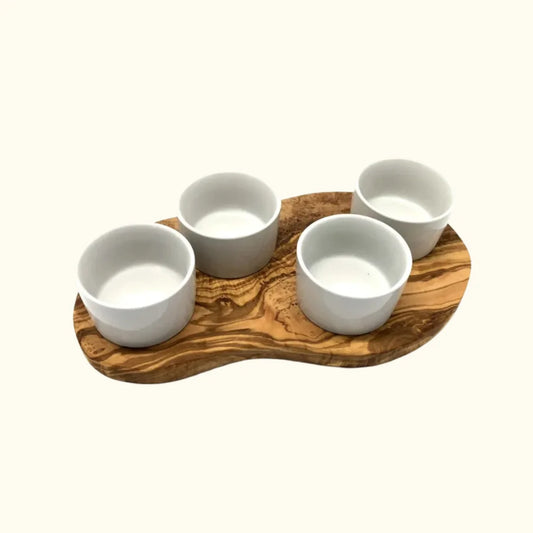 Hochwertiges Servierset bestehend aus einem rustikalen Olivenholzbrett und 4 weißen Porzellanschalen; ideal für Tapas, Dips, Antipasti oder Snacks, präsentiert auf hellem Grund
