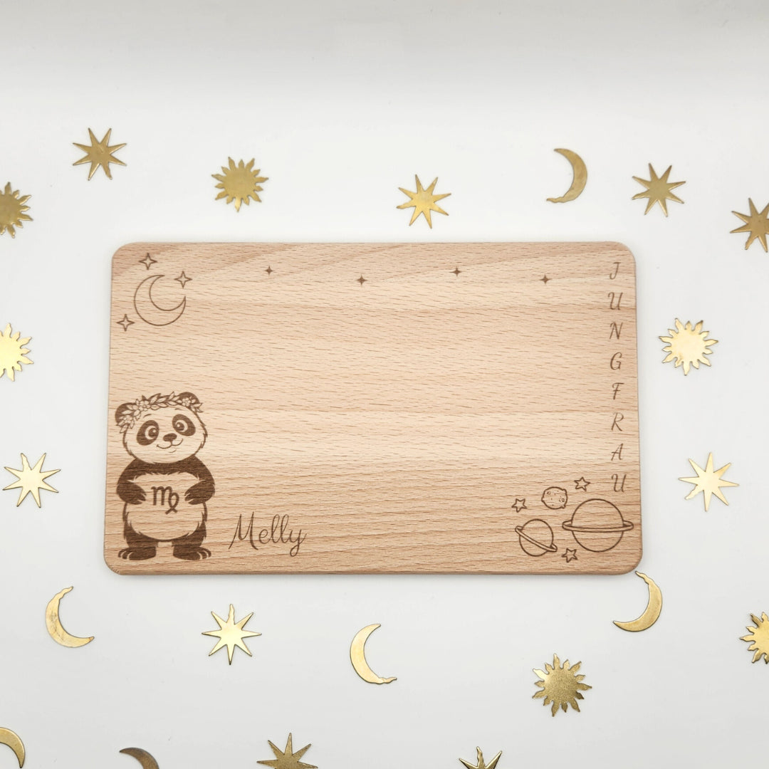 Graviertes Jungfrau Sternzeichenbrett personalisiert mit Namen "Melly" und einem Panda als Jungfrau. Von Sternen und Halbmonden als passende Symbole.