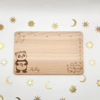 Graviertes Jungfrau Sternzeichenbrett personalisiert mit Namen "Melly" und einem Panda als Jungfrau. Von Sternen und Halbmonden als passende Symbole.