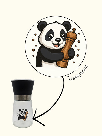 Transparenter runder Panda-Aufkleber (4 cm) mit einer Illustration eines Pandas, der eine klassische Holz-Pfeffermühle hält; die Grafik zeigt das Motiv im Detail und ein Anwendungsbeispiel auf einer Gewürzmühle für eine organisierte Küche