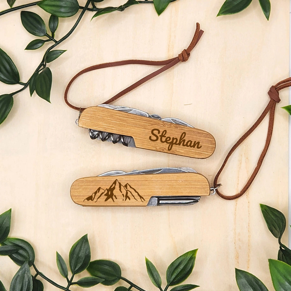 Personalisiertes Taschenmesser mit Gravur für Bergsteiger. Vorderseite befindet sich ein Berg Motiv und auf der Rückseite wird der Name beispielsweise Stephan eingraviert. Passend für jede Tasche um beim bergsteigen ein kleines Tool dabei zu haben.