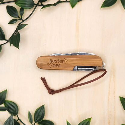 Beispiel einer individuellen Gravur für Großväter: Das Taschenmesser aus Bambus mit dem Schriftzug "Bester Opa" als persönliche Geschenkidee