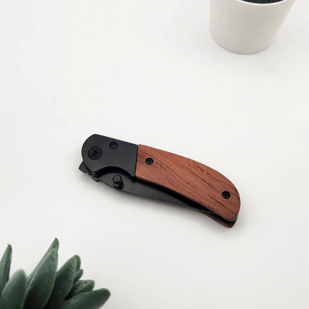 Zusammengeklapptes Taschenmesser mit Holzgriff und schwarzem Edelstahlrücken von schräg oben