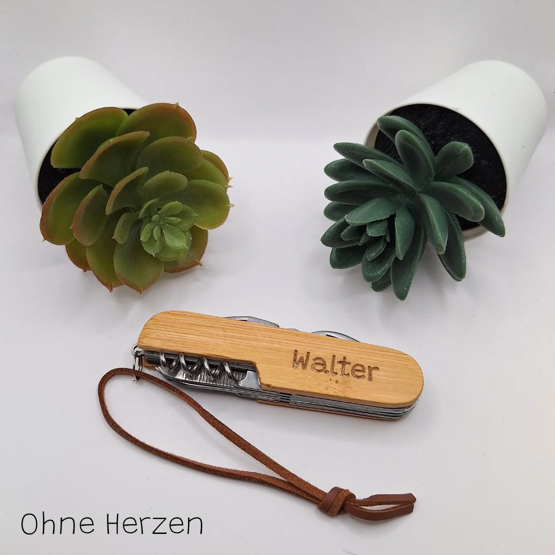 Beispiel für eine schlichte Personalisierung: Das geschlossene Bambus-Taschenmesser mit dem gravierten Namen "Walter" ohne zusätzliche Symbole