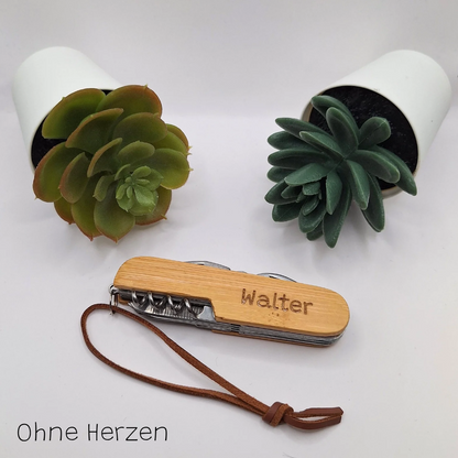 Beispiel für eine schlichte Personalisierung: Das geschlossene Bambus-Taschenmesser mit dem gravierten Namen "Walter" ohne zusätzliche Symbole