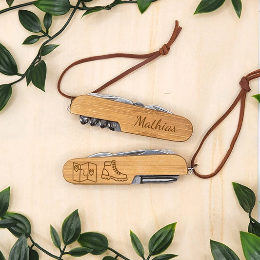 Personalisiertes Taschenmesser für Wanderer mit einem Motiv auf der Vorderseite wie Landkarte und Wanderschuhe sowie auf der Rückseite mit einem Namen wie beispielsweise Mathias. Geeignet für Personen die gerne wandern gehen und ein kleines Tool für unterwegs benötigen.