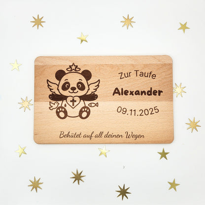 Personalisiertes Taufgeschenk für Kinder: Frühstücksbrettchen aus Buchenholz mit graviertem Panda-Schutzengel, Name, Datum und dem Taufspruch „Behütet auf all deinen Wegen“, umgeben von goldenen Deko-Sternen