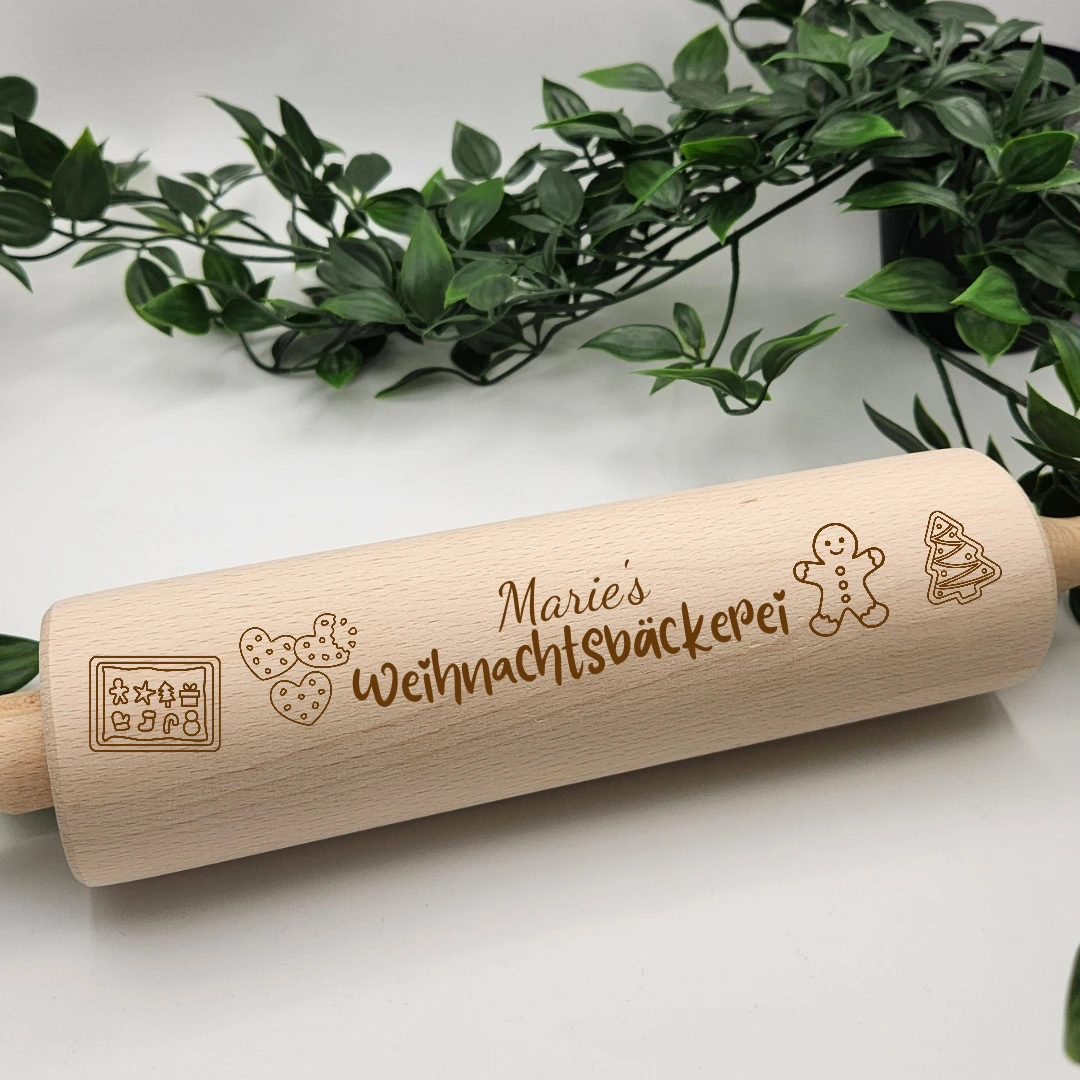 Teigroller aus Buchenholz mit der Gravur Maries Weihnachtsbäckerei, Lebkuchenmann, Plätzchen und Backblech