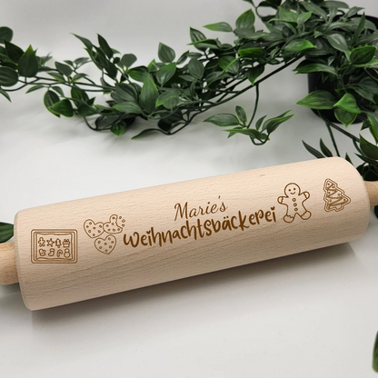 Teigroller aus Buchenholz mit der Gravur Maries Weihnachtsbäckerei, Lebkuchenmann, Plätzchen und Backblech