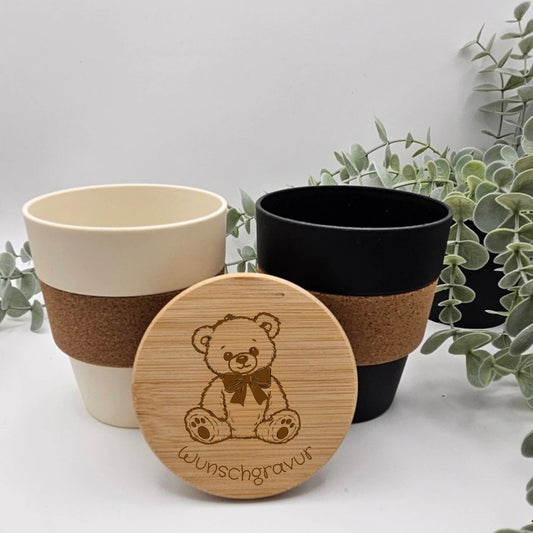 Personalisierte To-Go Becher mit Teddybär Motiv und einer Wunschgravur für den Namen auf einem Bambusdeckel.